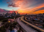 英雄联盟总决赛时间-引擎轰鸣与绿茵烽火，两个战场，同一种竞技之魂