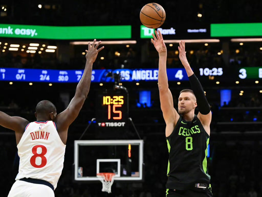 快船外线火力全开,主场斩获胜利 快船外线火力全开,主场斩获胜利