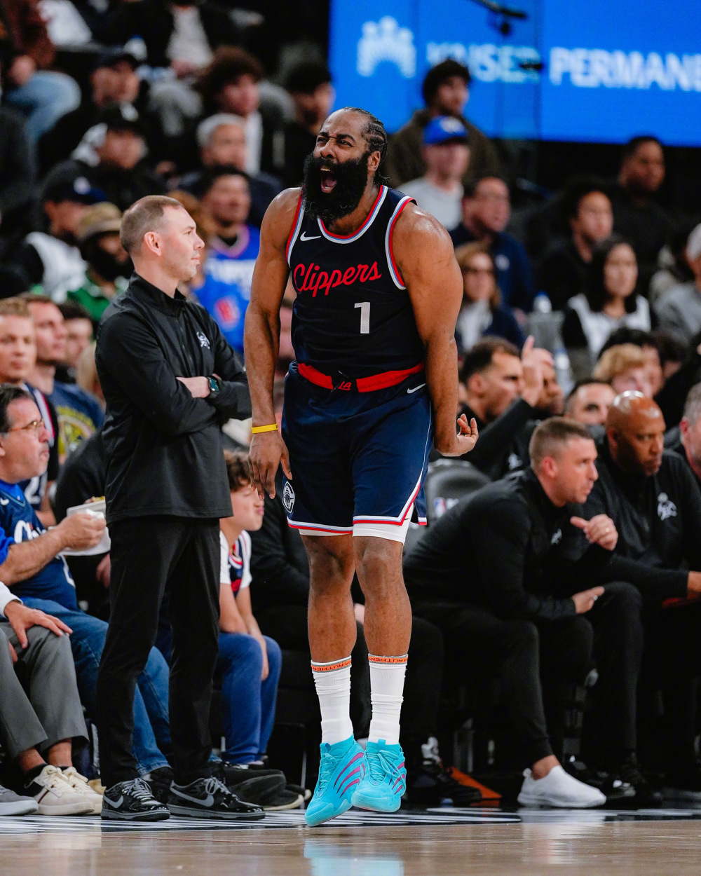 快船外线火力全开,主场斩获胜利 快船外线火力全开,主场斩获胜利