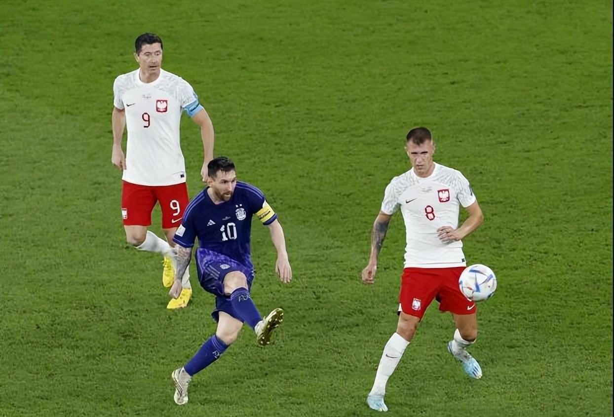 足球赛事瞬息万变观众心情随之起伏的简单介绍