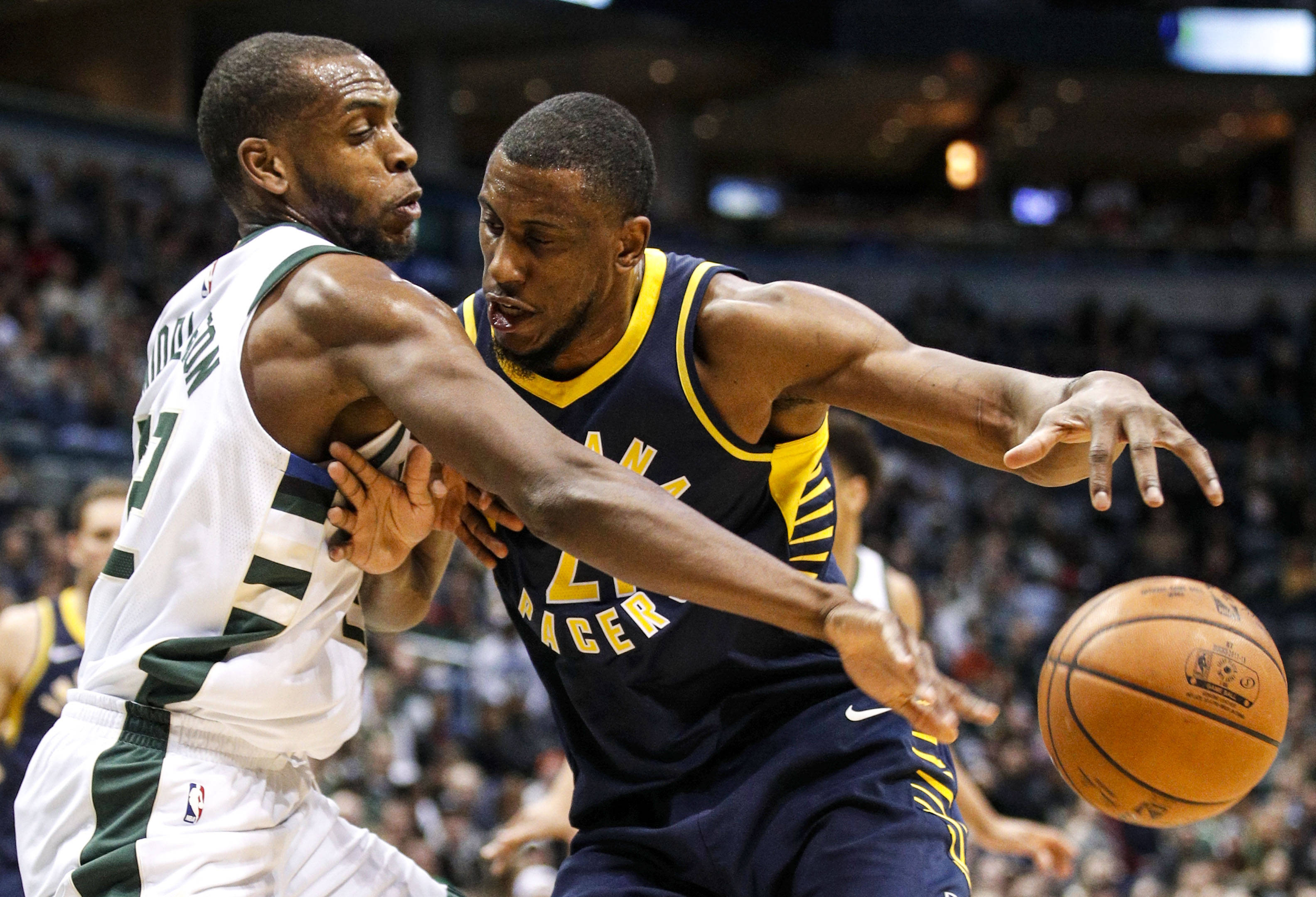 包含步行者险胜雄鹿,麦科勒姆点燃赛场的词条 包含步行者险胜雄鹿,麦科勒姆点燃赛场的词条