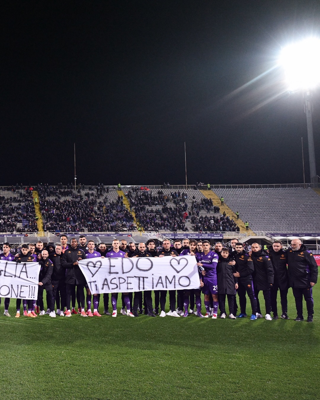 克罗托内球迷集体组织看比赛，呐喊助威支持