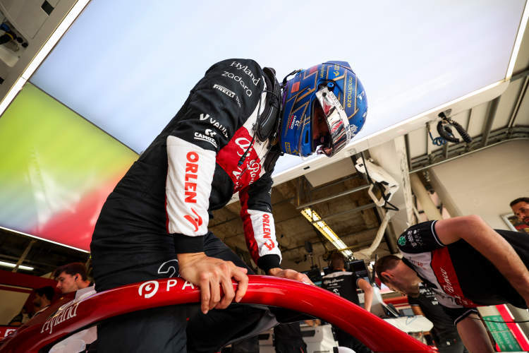 红牛车队险胜哈斯车队,周冠宇高光表现 红牛车队险胜哈斯车队,周冠宇高光表现