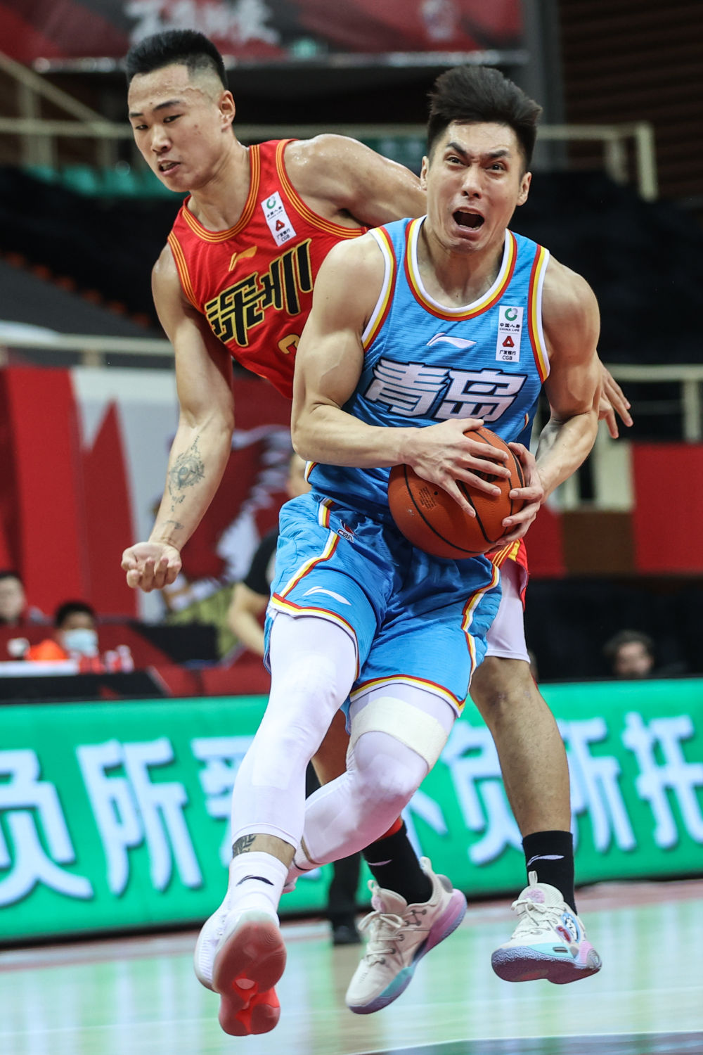 青岛队力克四川队,浓眉哥高光表现 青岛队力克四川队,浓眉哥高光表现