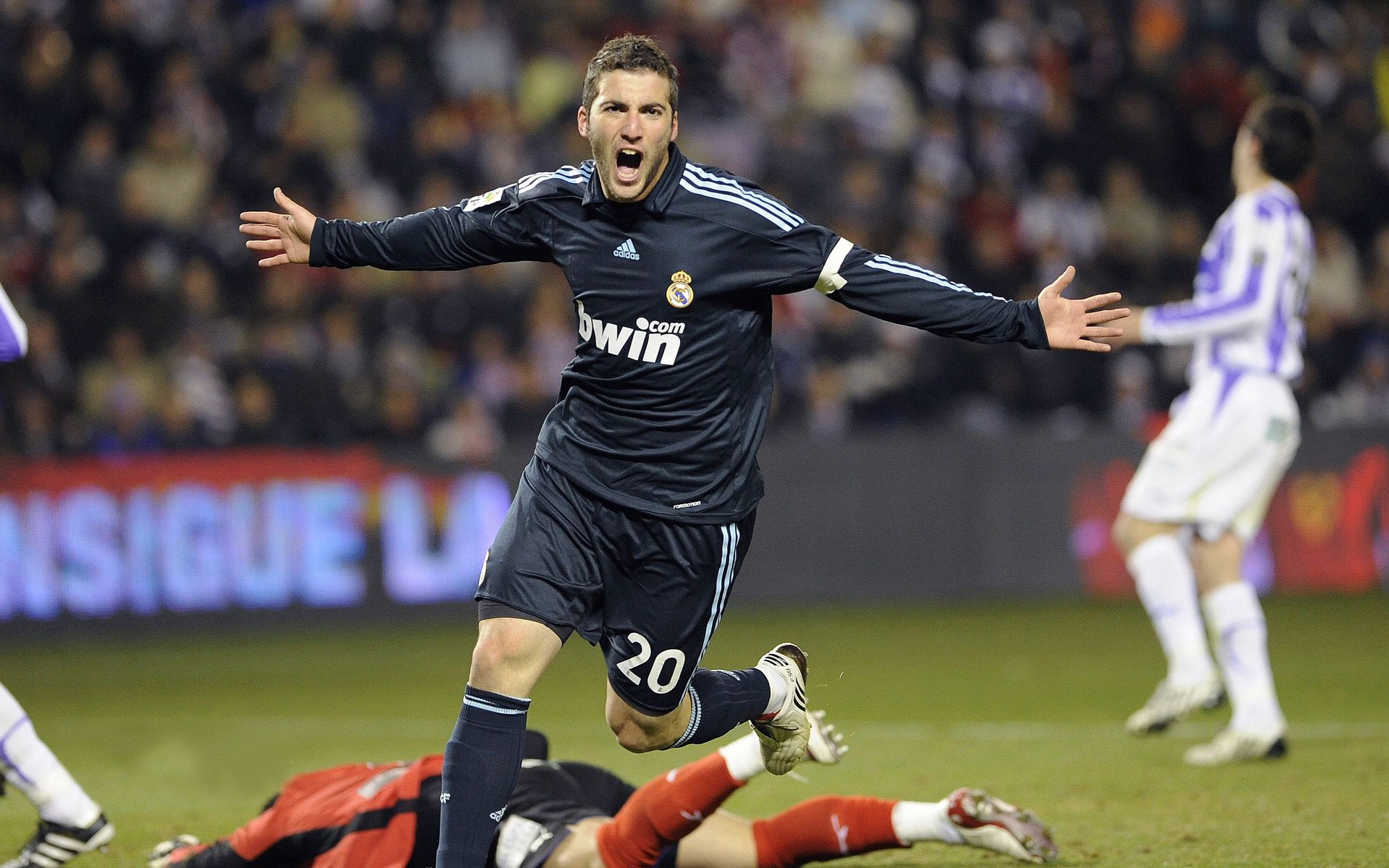 库里贡献制胜表现,广东队鏖战公牛,跨界篮球表演赛纪实