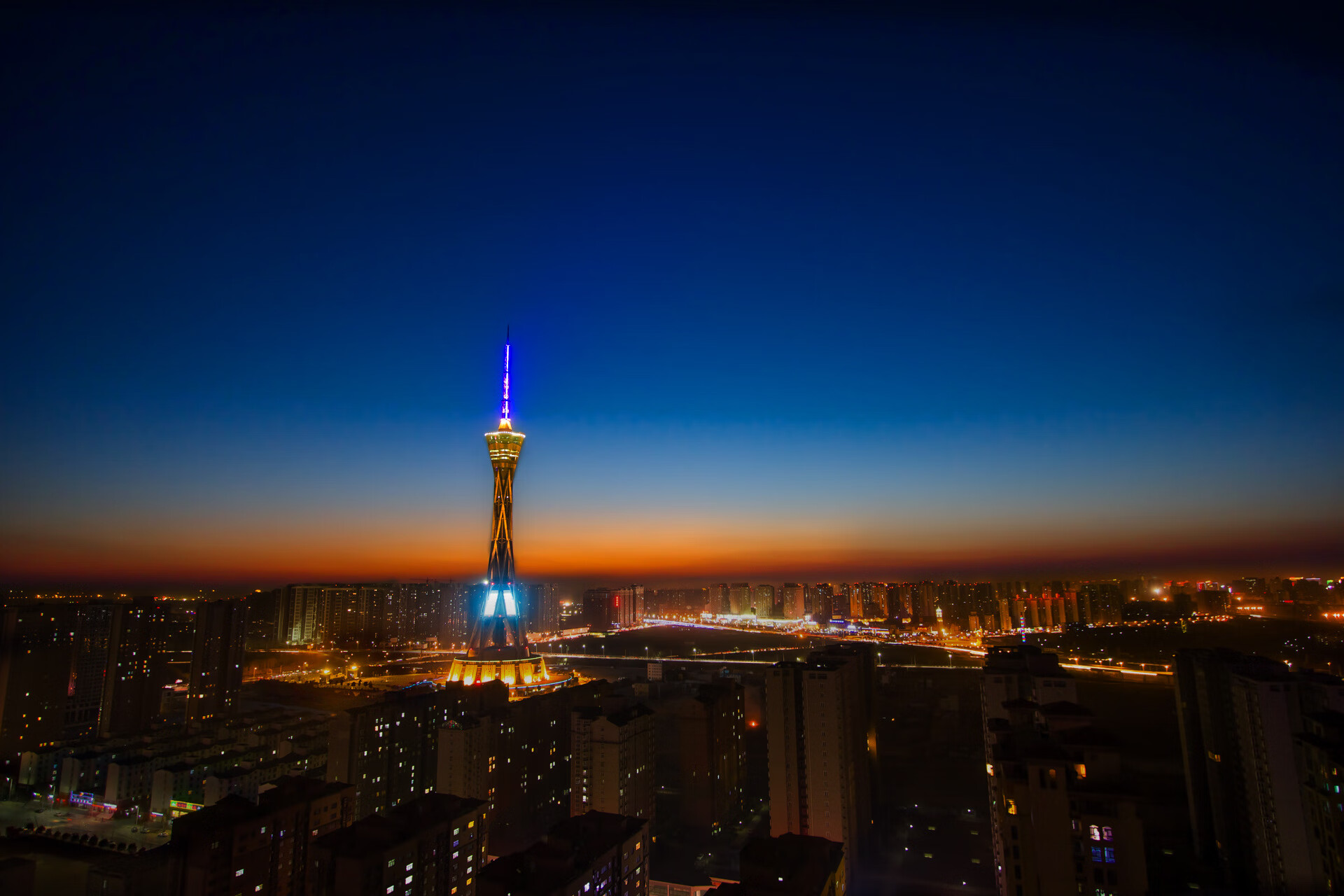 引擎轰鸣与绿茵烽火，两个战场，同一种竞技之魂